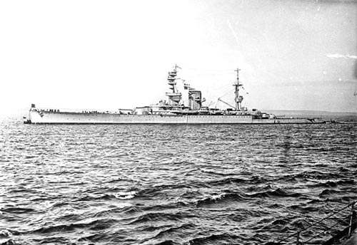 HMS Courageous in her original light battlecruiser form; Public Domain.
